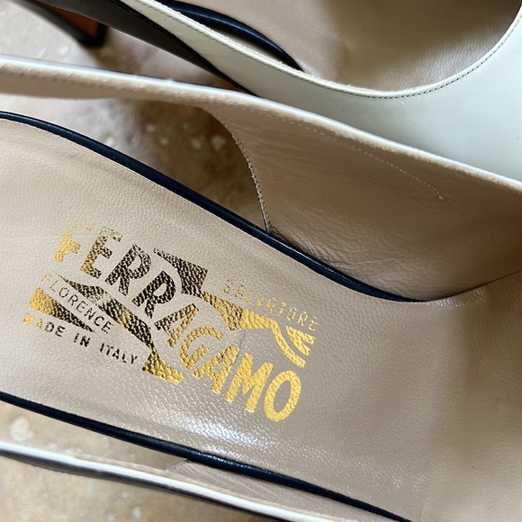 Vintage Ferragamo two tone sling backs MINT condition! Collectors item! - Picture 2 of 9